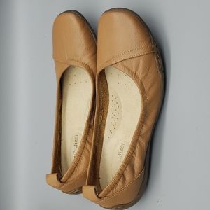 Naturlizer women's tan color flat shoes size 6 1/2"